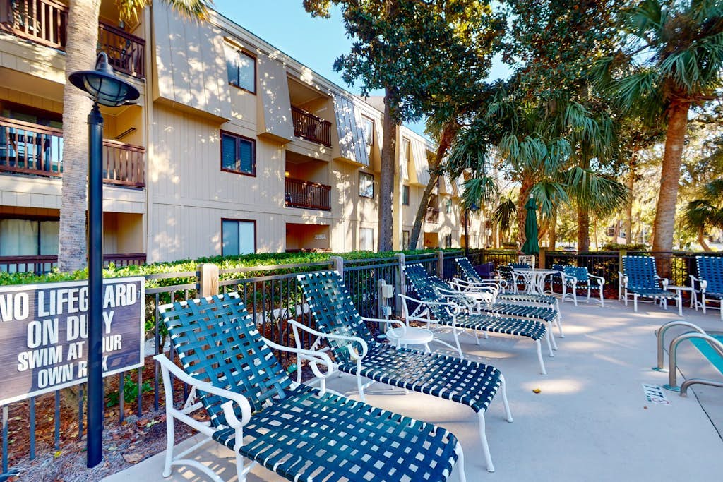 Third-floor condo with pool access, fast WiFi, & washer/dryer - close to beach