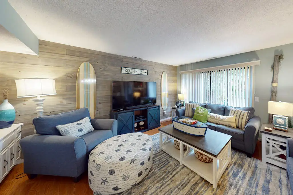     Relaxing Coastal Escape- Golf course view with shared pool, nearby beach access, and serene island charm