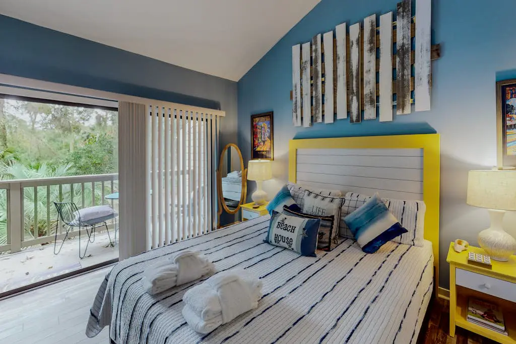     Relaxing Coastal Escape- Golf course view with shared pool, nearby beach access, and serene island charm