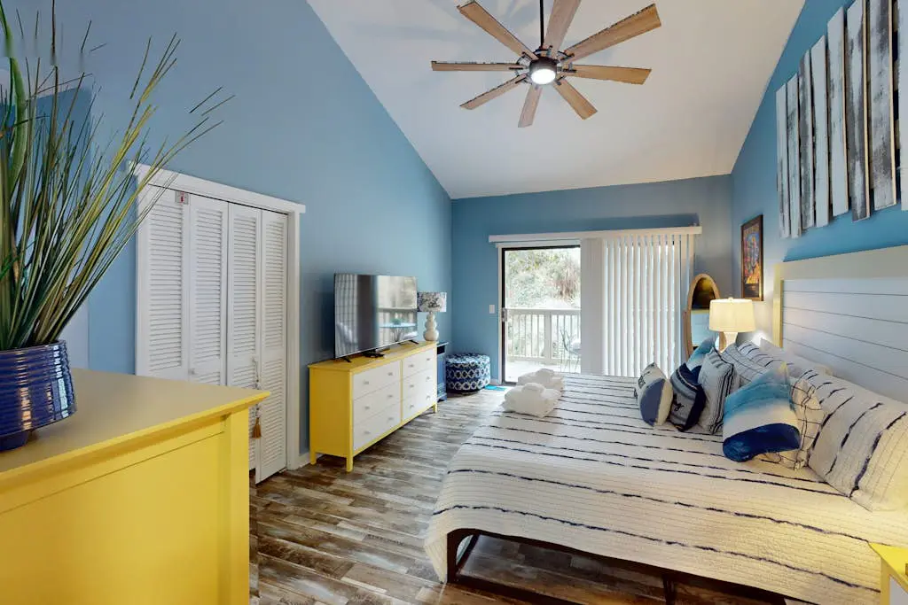     Relaxing Coastal Escape- Golf course view with shared pool, nearby beach access, and serene island charm