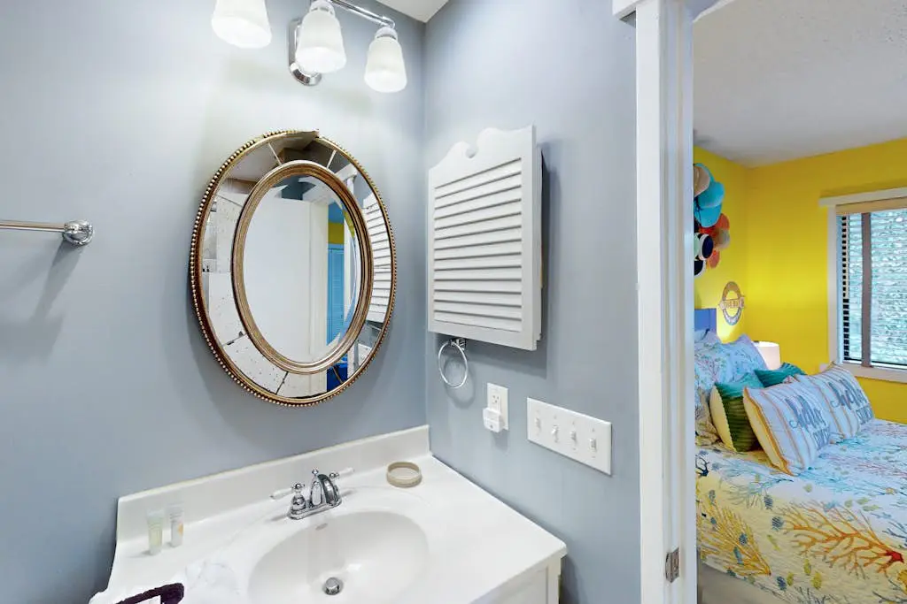     Relaxing Coastal Escape- Golf course view with shared pool, nearby beach access, and serene island charm