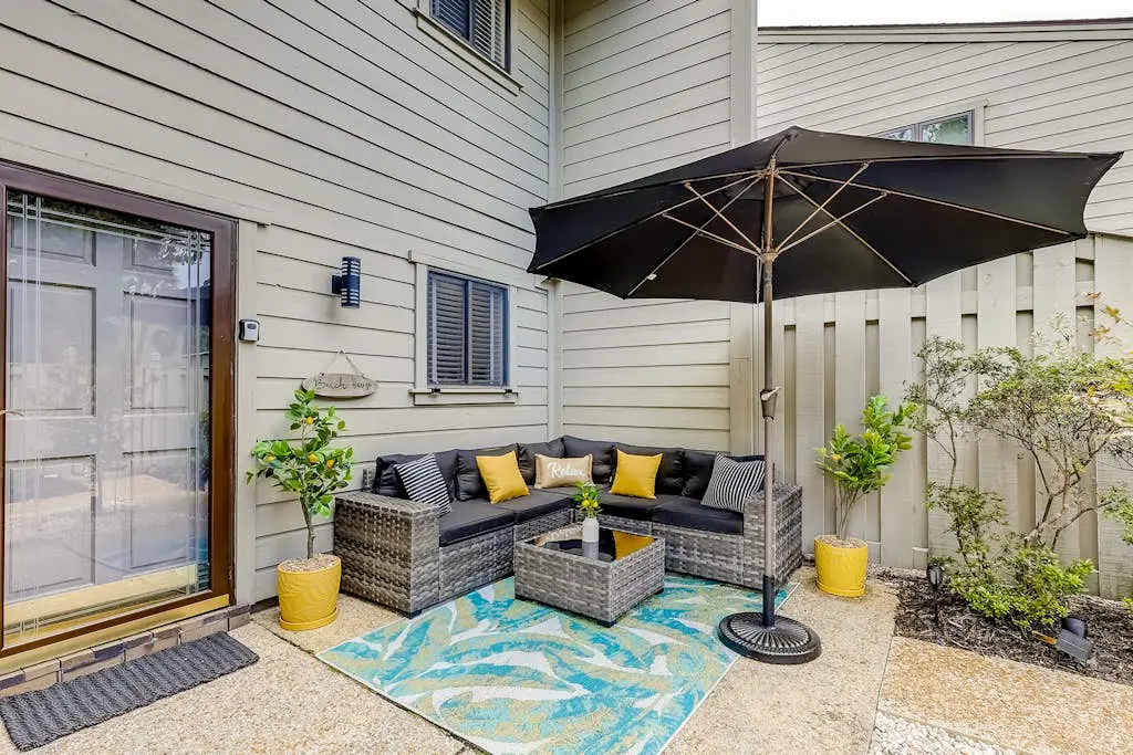     Relaxing Coastal Escape- Golf course view with shared pool, nearby beach access, and serene island charm