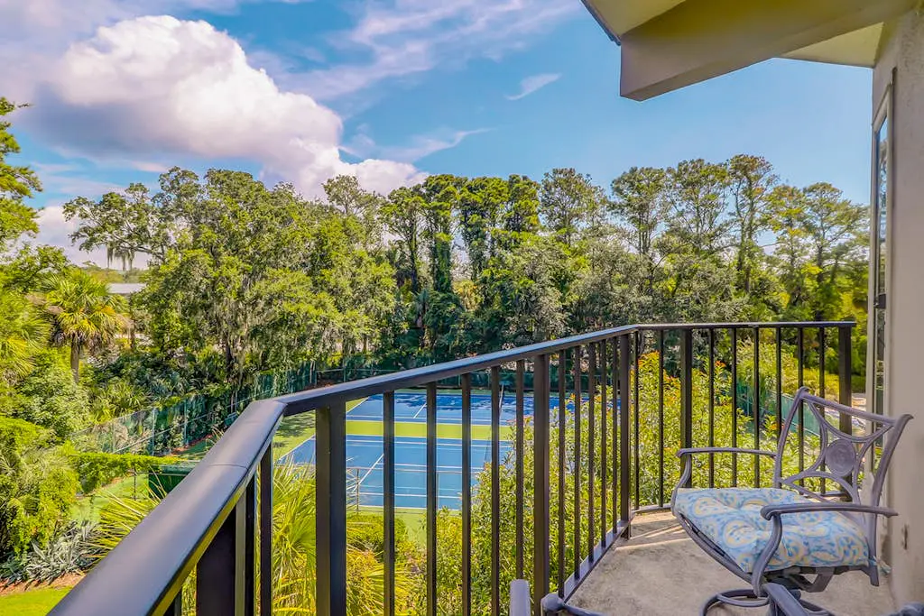Third-floor condo with pool & tennis courts - steps to Coligny Beach & Plaza