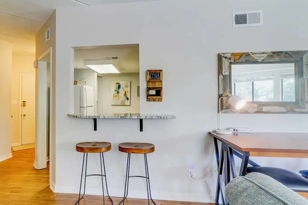 Third-floor condo with pool & tennis courts - steps to Coligny Beach & Plaza