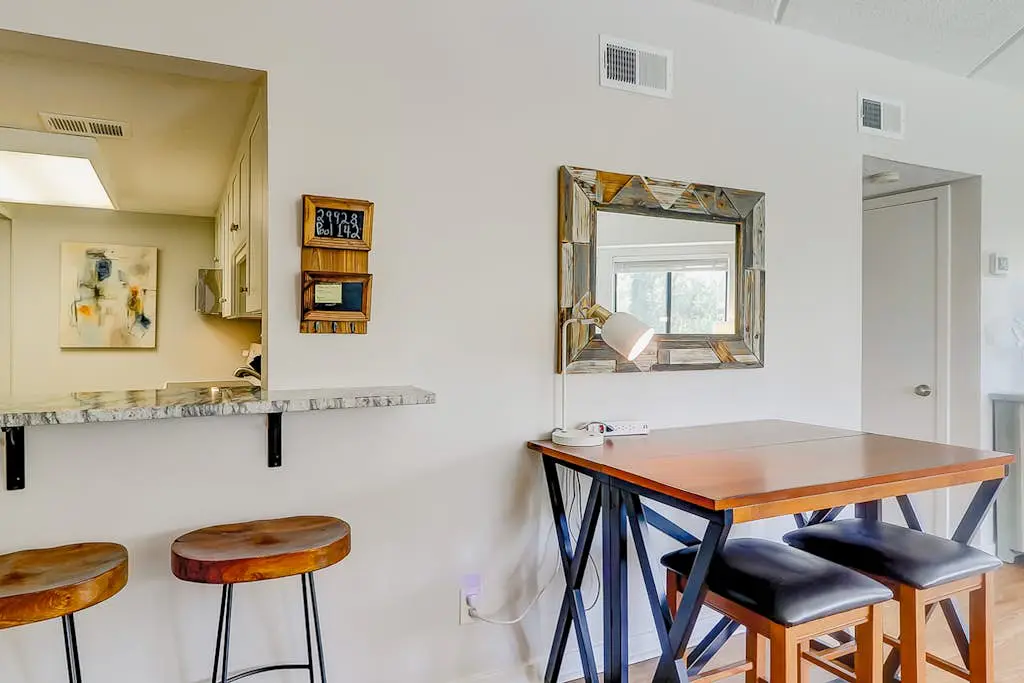 Third-floor condo with pool & tennis courts - steps to Coligny Beach & Plaza