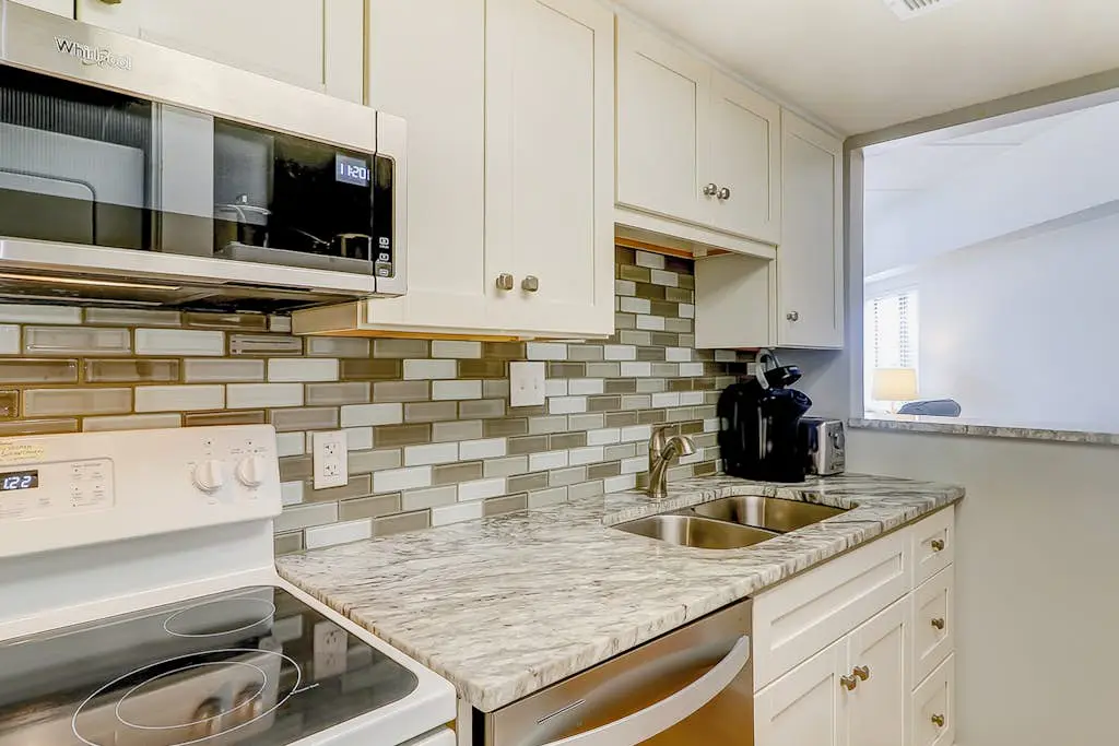Third-floor condo with pool & tennis courts - steps to Coligny Beach & Plaza