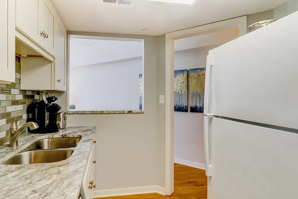 Third-floor condo with pool & tennis courts - steps to Coligny Beach & Plaza