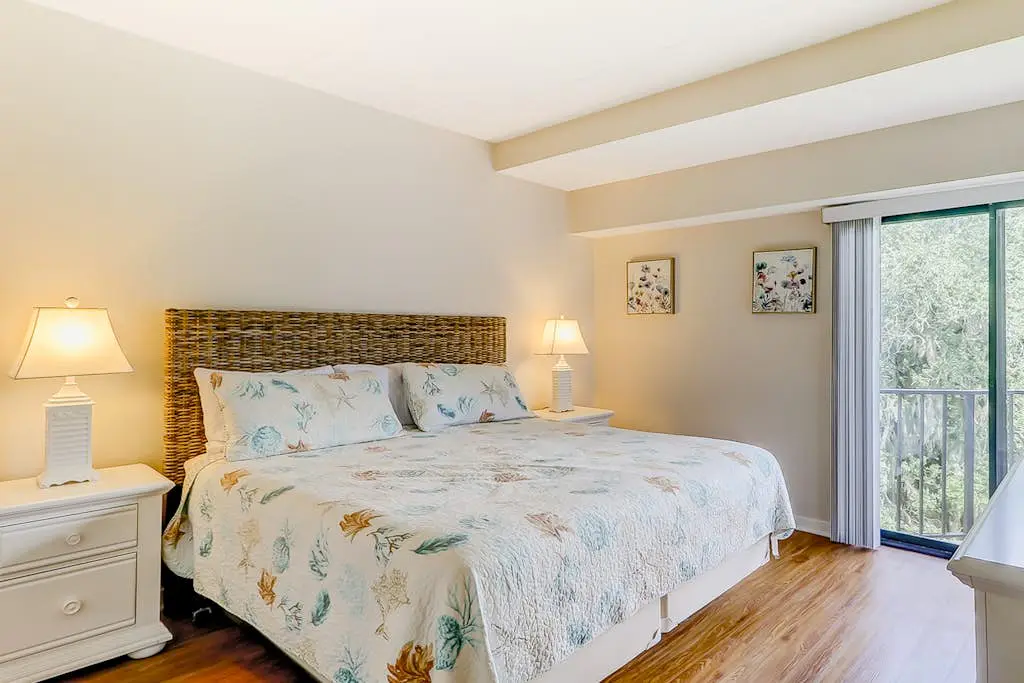 Third-floor condo with pool & tennis courts - steps to Coligny Beach & Plaza