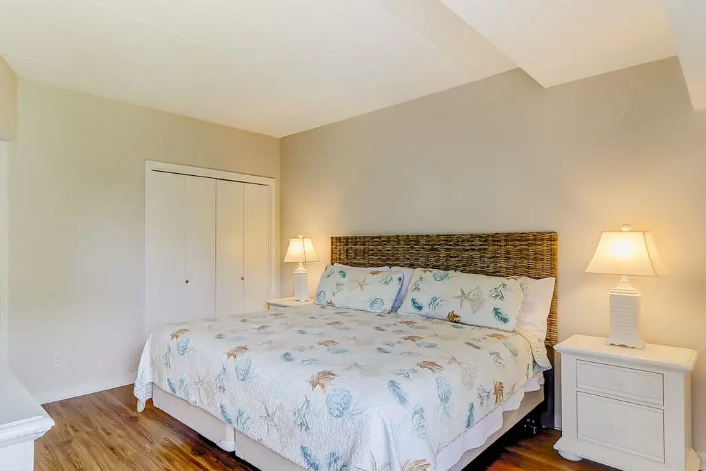 Third-floor condo with pool & tennis courts - steps to Coligny Beach & Plaza