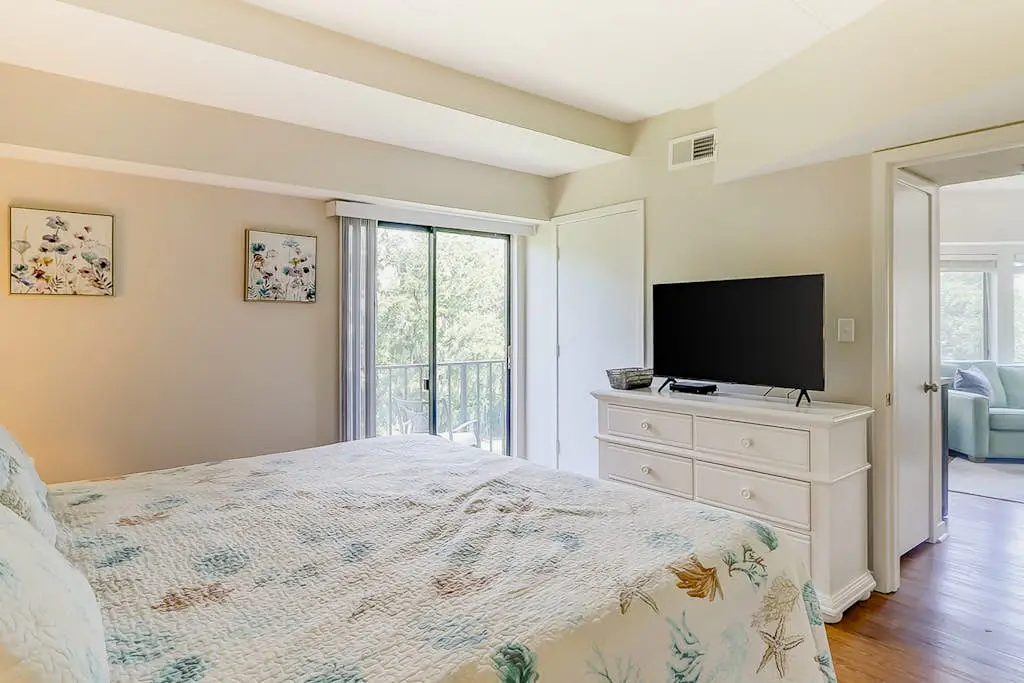 Third-floor condo with pool & tennis courts - steps to Coligny Beach & Plaza