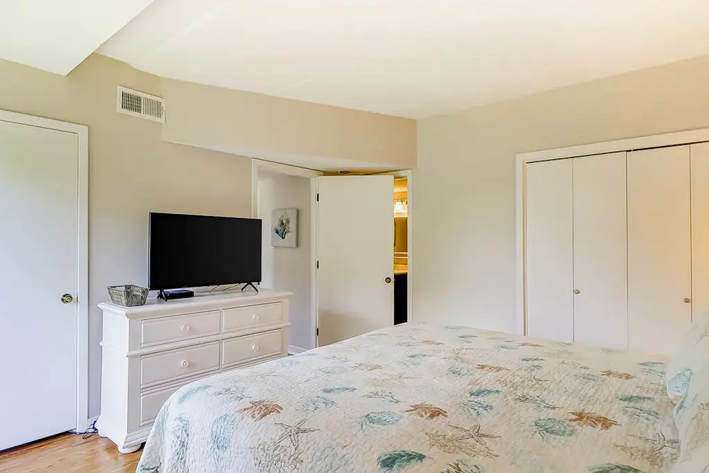 Third-floor condo with pool & tennis courts - steps to Coligny Beach & Plaza