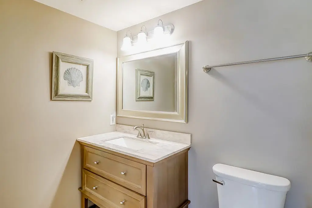 Third-floor condo with pool & tennis courts - steps to Coligny Beach & Plaza