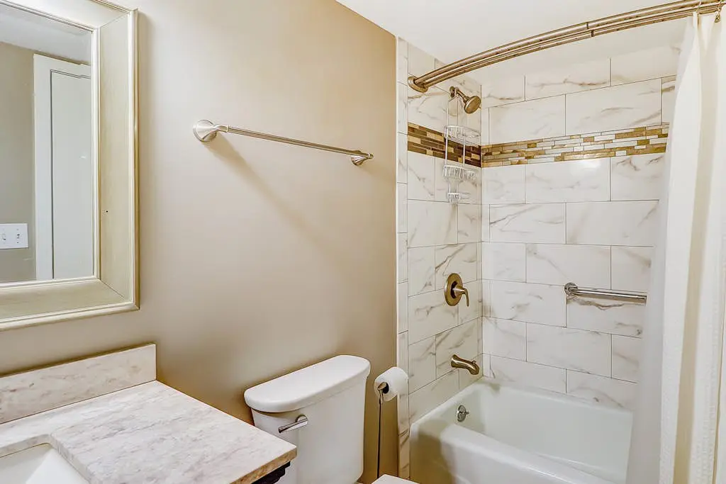 Third-floor condo with pool & tennis courts - steps to Coligny Beach & Plaza