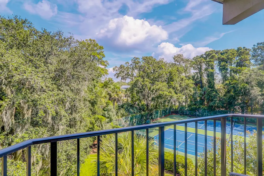 Third-floor condo with pool & tennis courts - steps to Coligny Beach & Plaza