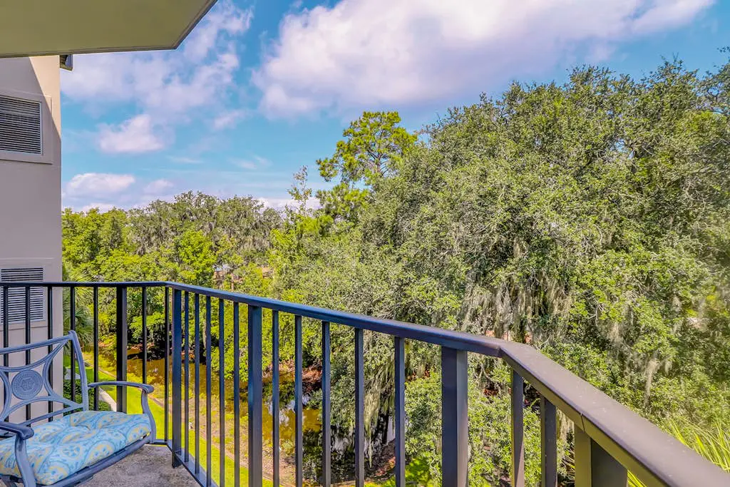 Third-floor condo with pool & tennis courts - steps to Coligny Beach & Plaza