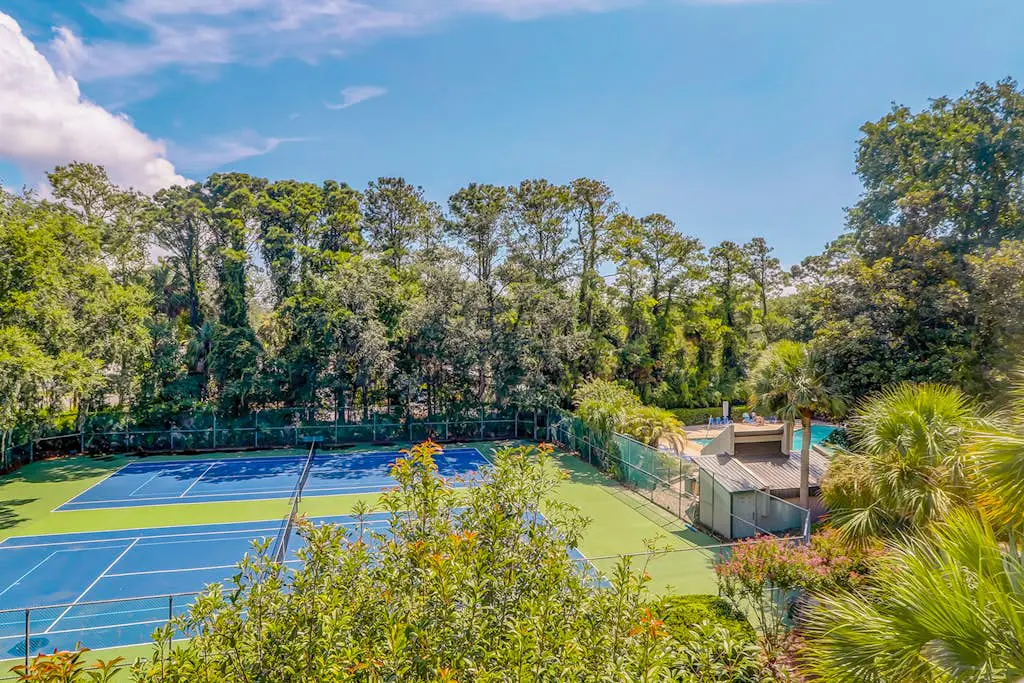 Third-floor condo with pool & tennis courts - steps to Coligny Beach & Plaza