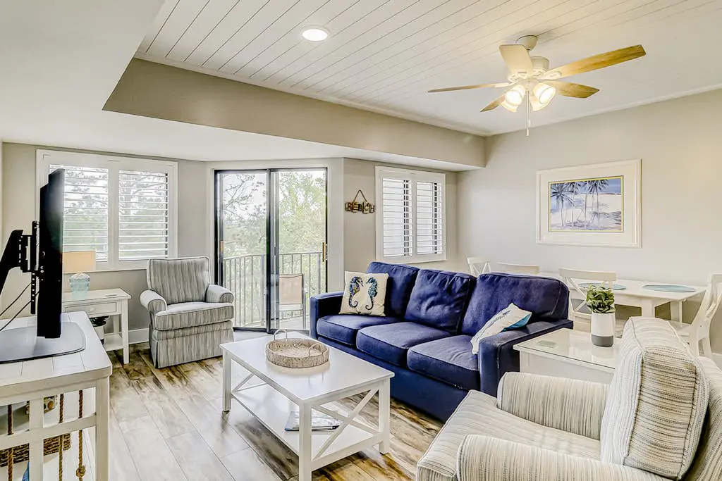 Dreamy island getaway with shared pool & tennis, central AC, balcony & WiFi