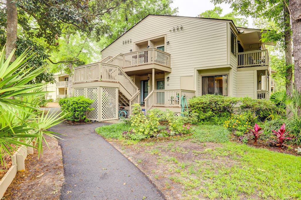 Lush villa with on-site pool, WiFi, private washer/dryer & central AC