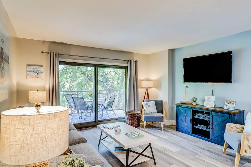 4th-floor villa with balcony, beach access, outdoor pool, & grills