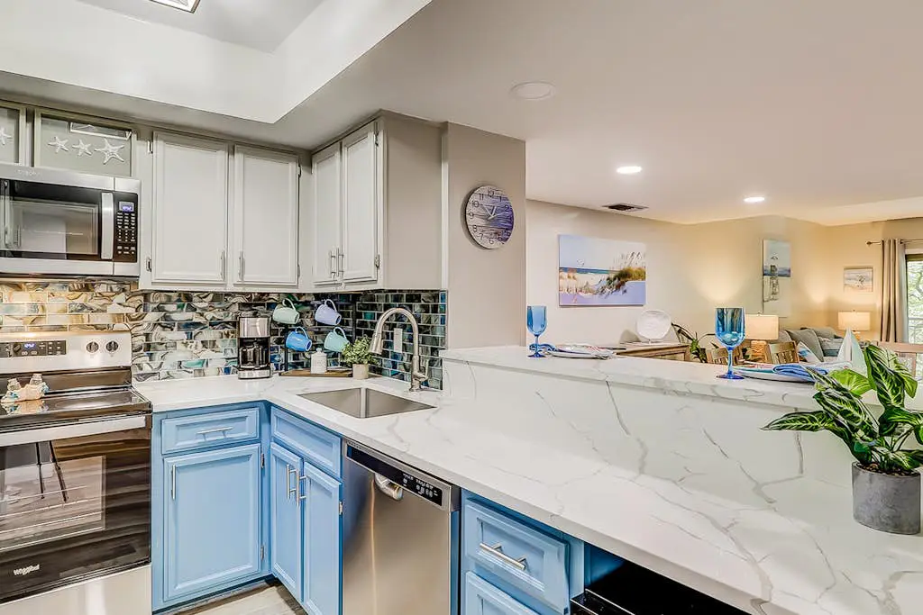 4th-floor villa with balcony, beach access, outdoor pool, & grills