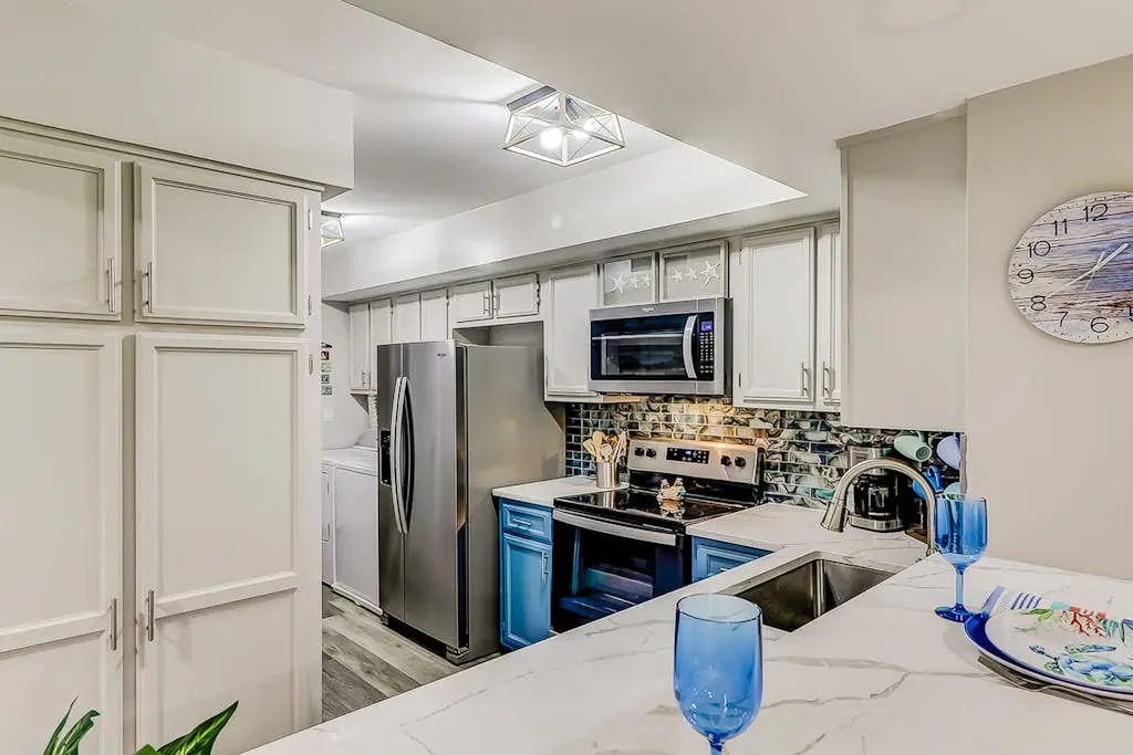 4th-floor villa with balcony, beach access, outdoor pool, & grills