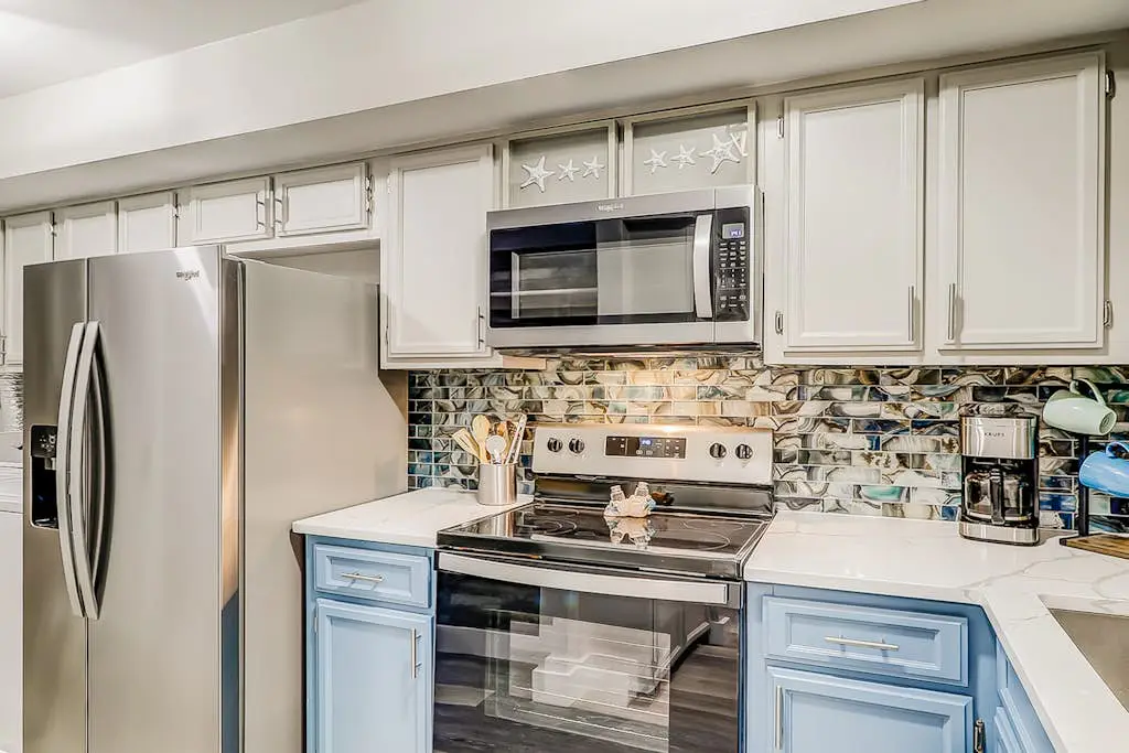 4th-floor villa with balcony, beach access, outdoor pool, & grills