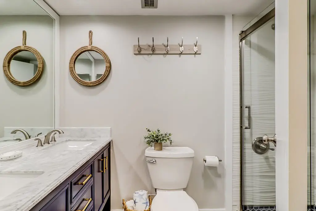 4th-floor villa with balcony, beach access, outdoor pool, & grills