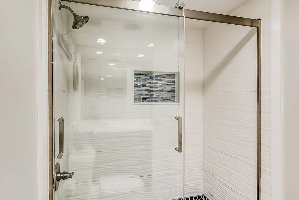 4th-floor villa with balcony, beach access, outdoor pool, & grills