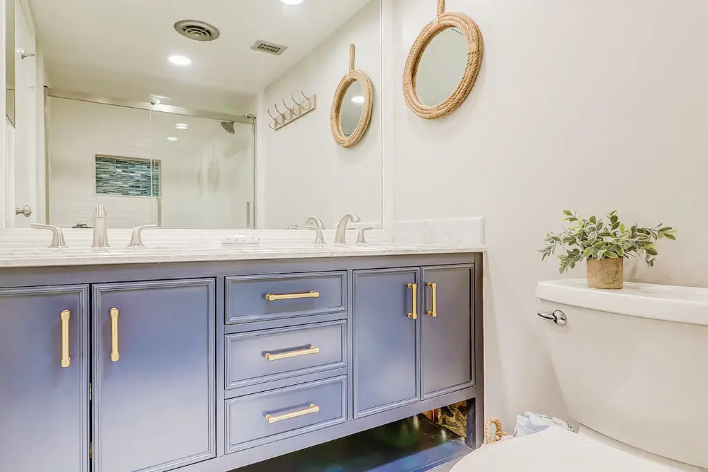 4th-floor villa with balcony, beach access, outdoor pool, & grills