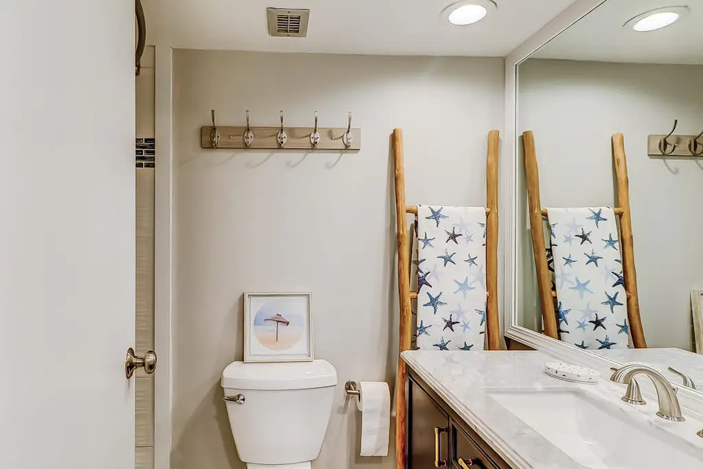 4th-floor villa with balcony, beach access, outdoor pool, & grills