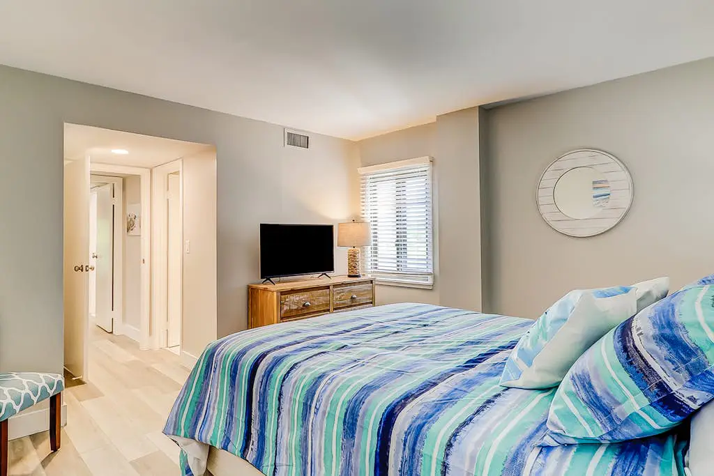 4th-floor villa with balcony, beach access, outdoor pool, & grills