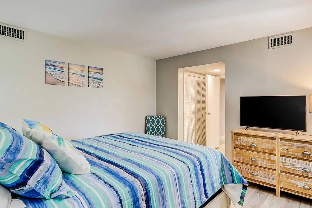 4th-floor villa with balcony, beach access, outdoor pool, & grills