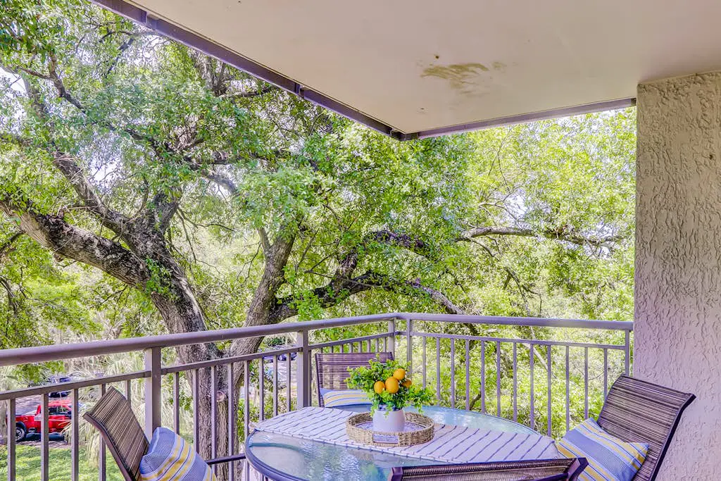 4th-floor villa with balcony, beach access, outdoor pool, & grills