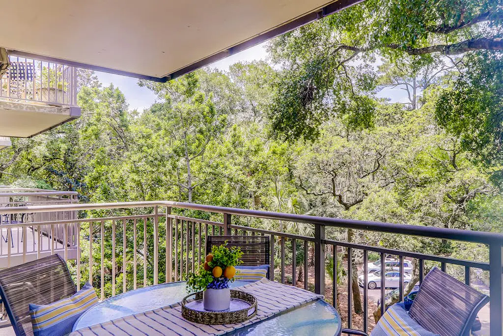 4th-floor villa with balcony, beach access, outdoor pool, & grills