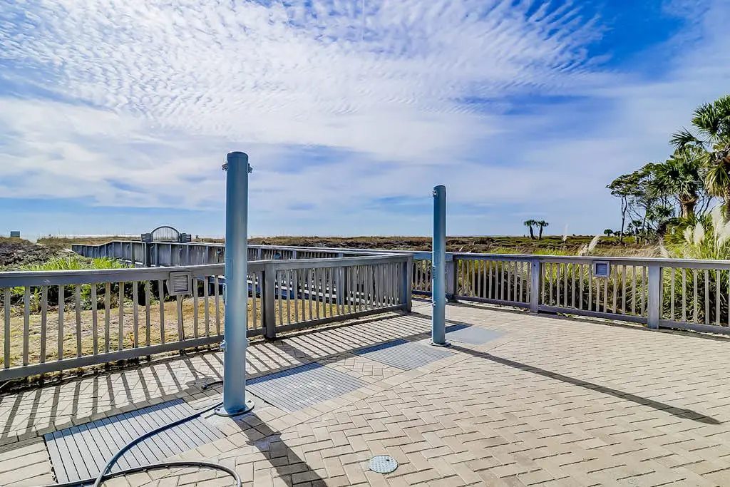 4th-floor villa with balcony, beach access, outdoor pool, & grills