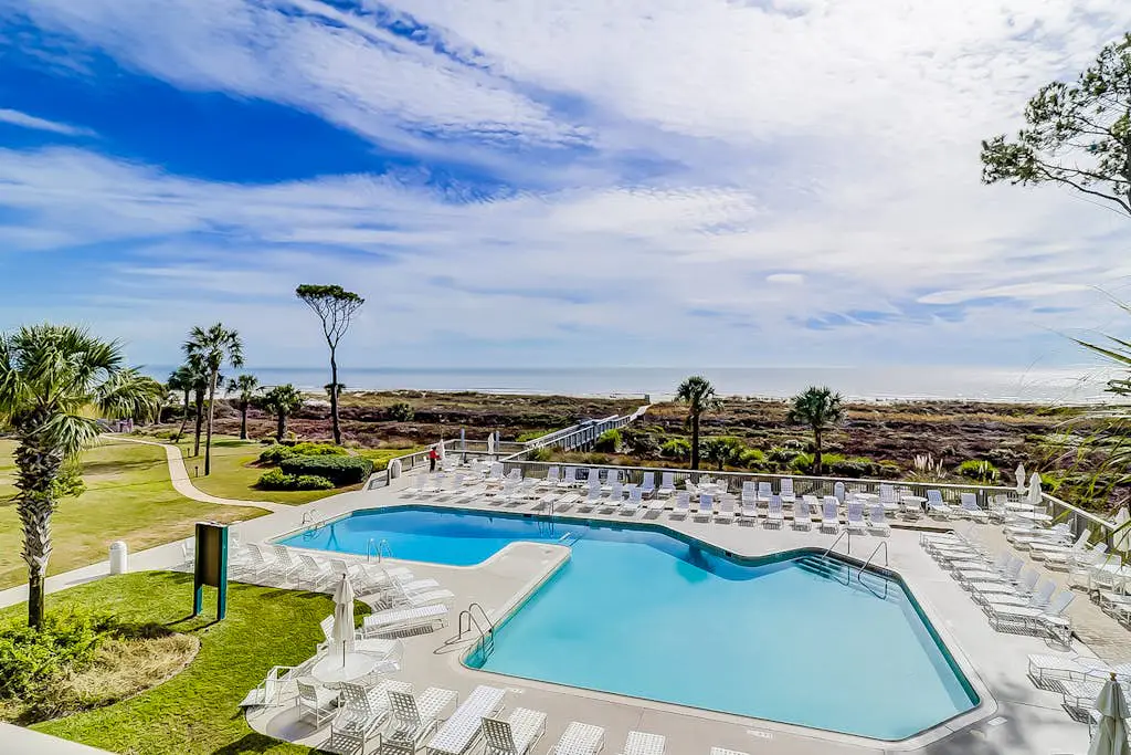 4th-floor villa with balcony, beach access, outdoor pool, & grills