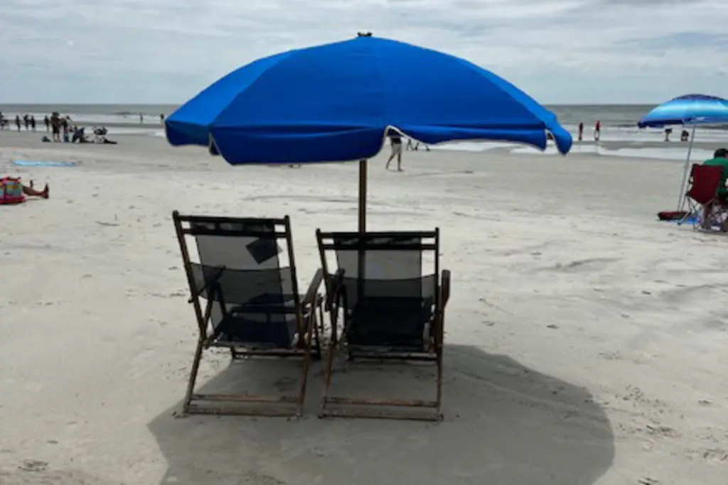 4th-floor villa with balcony, beach access, outdoor pool, & grills