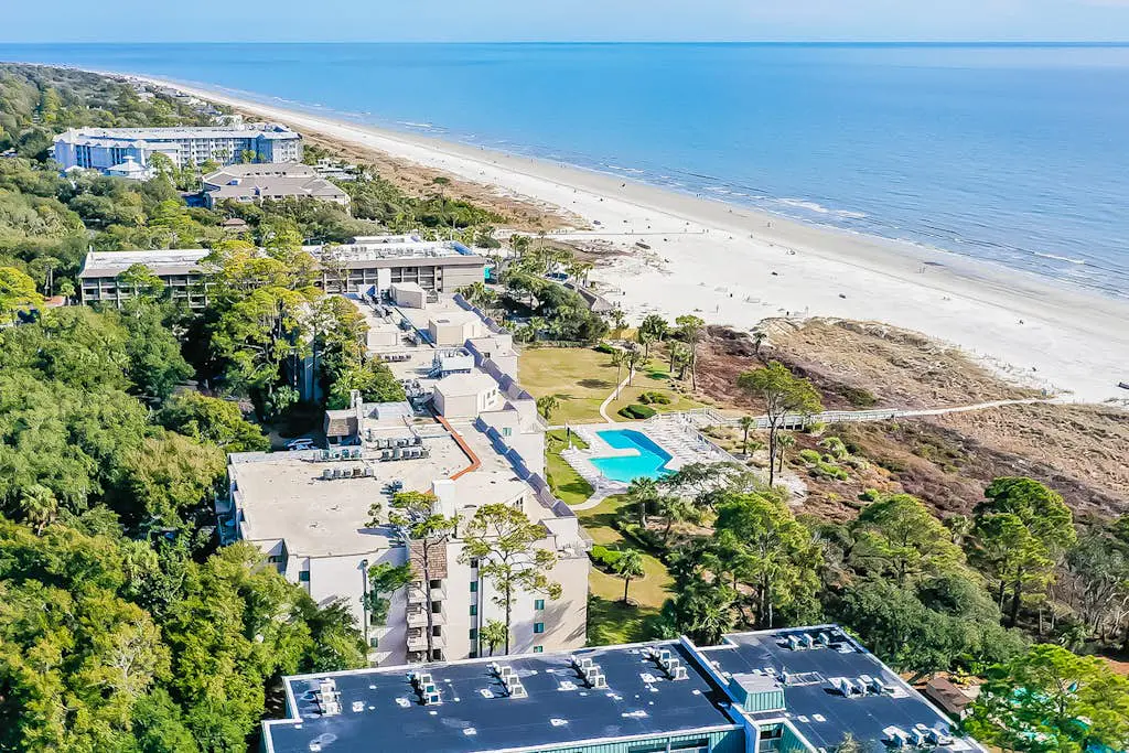 4th-floor villa with balcony, beach access, outdoor pool, & grills
