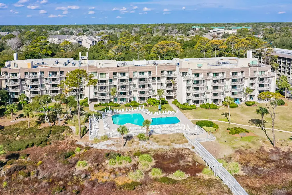 4th-floor villa with balcony, beach access, outdoor pool, & grills