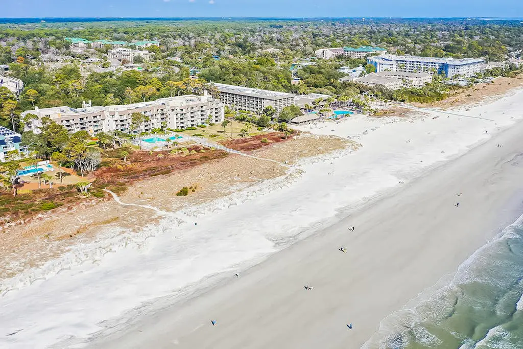 4th-floor villa with balcony, beach access, outdoor pool, & grills