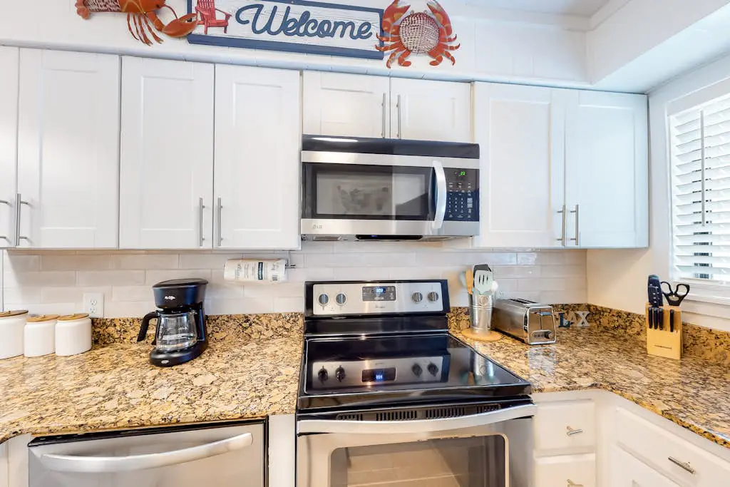 Hilton Head Resort condo with AC, pool, hot tub, tennis - near beach & golf