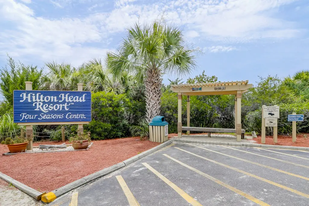 Hilton Head Resort condo with AC, pool, hot tub, tennis - near beach & golf