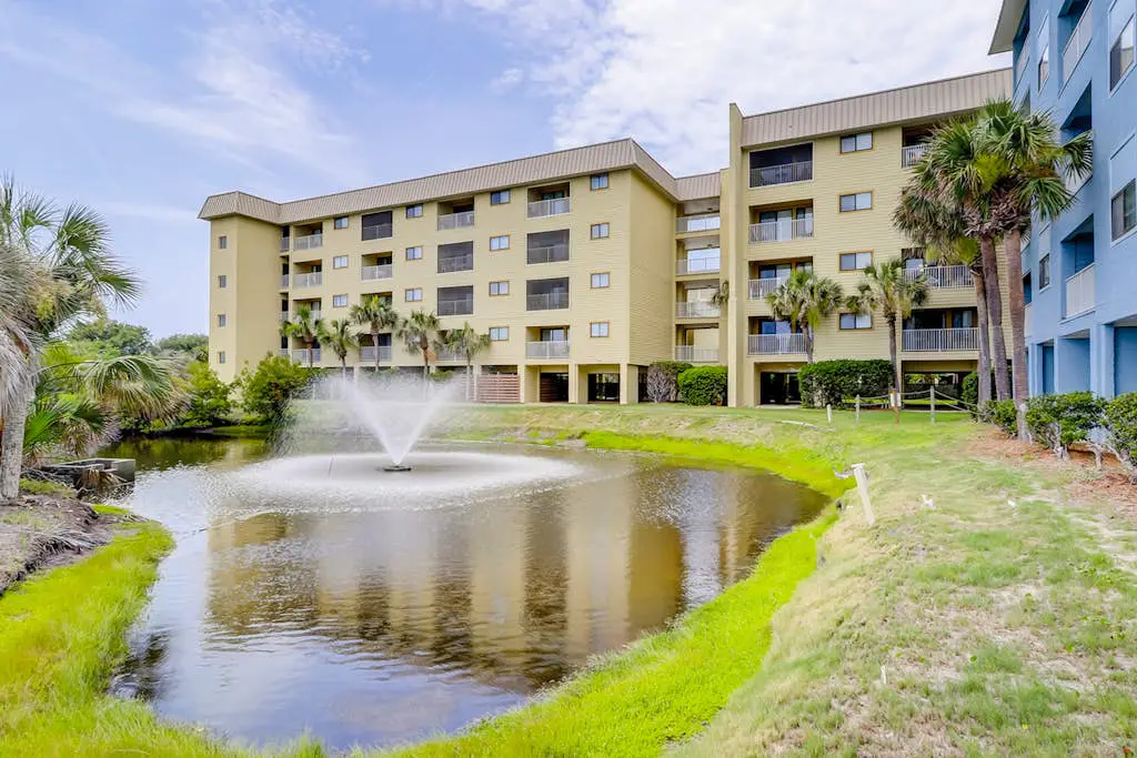 Hilton Head Resort condo with AC, pool, hot tub, tennis - near beach & golf