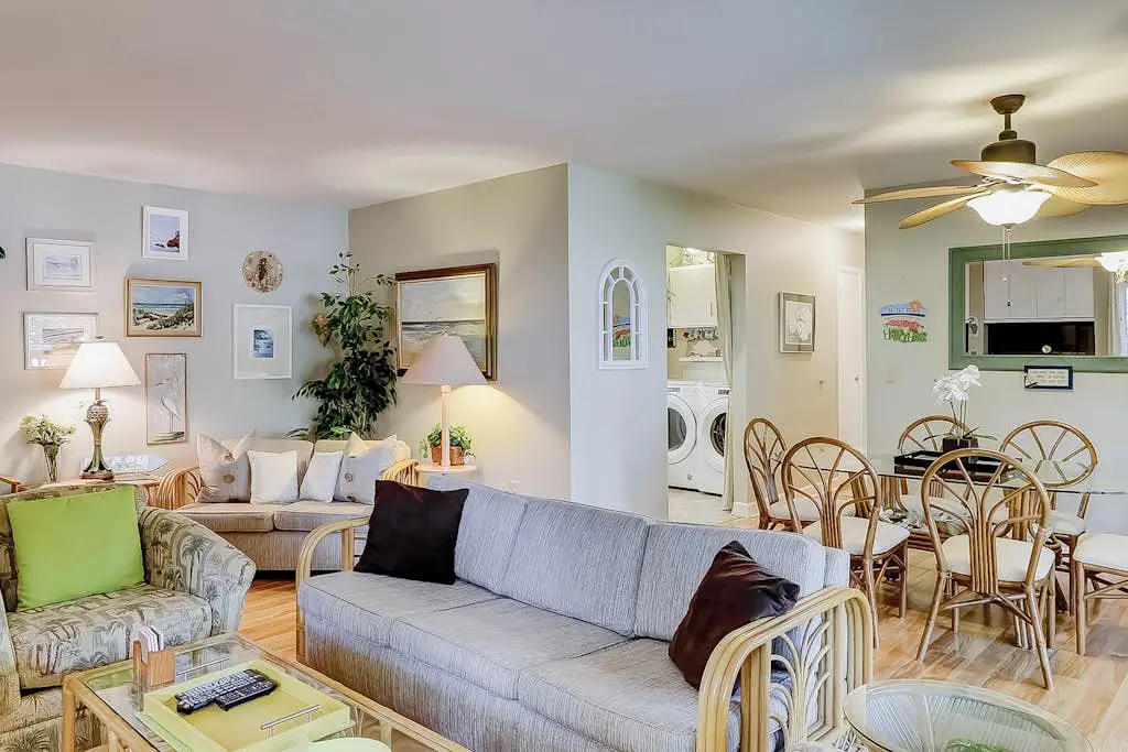 Terrific island escape with pool, furnished patio, fast WiFi & beach nearby