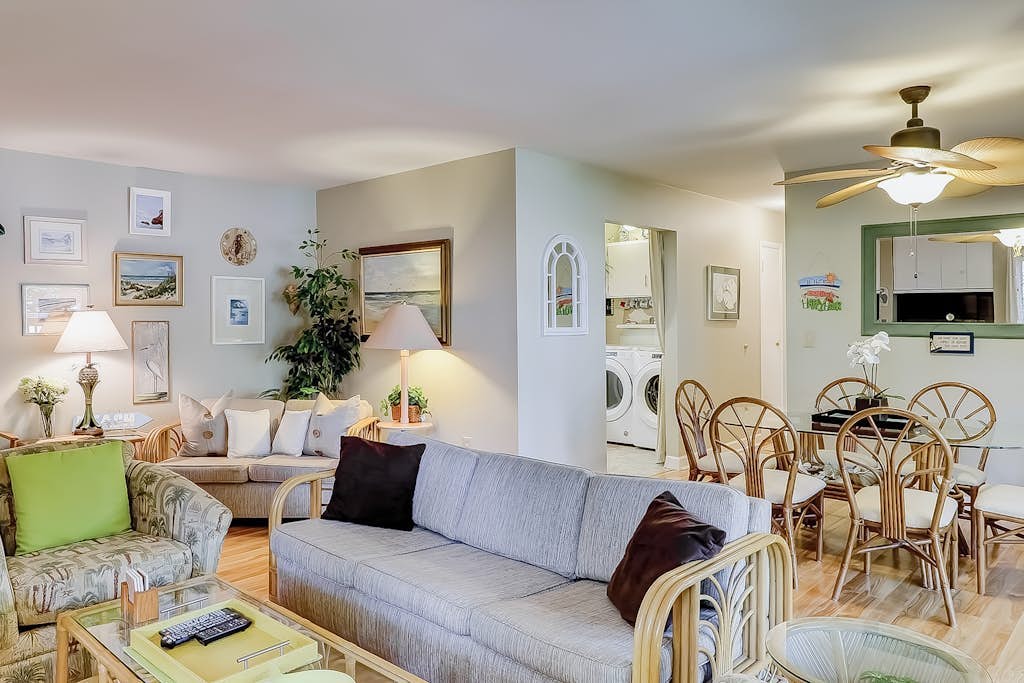 Terrific island escape with pool, furnished patio, fast WiFi & beach nearby