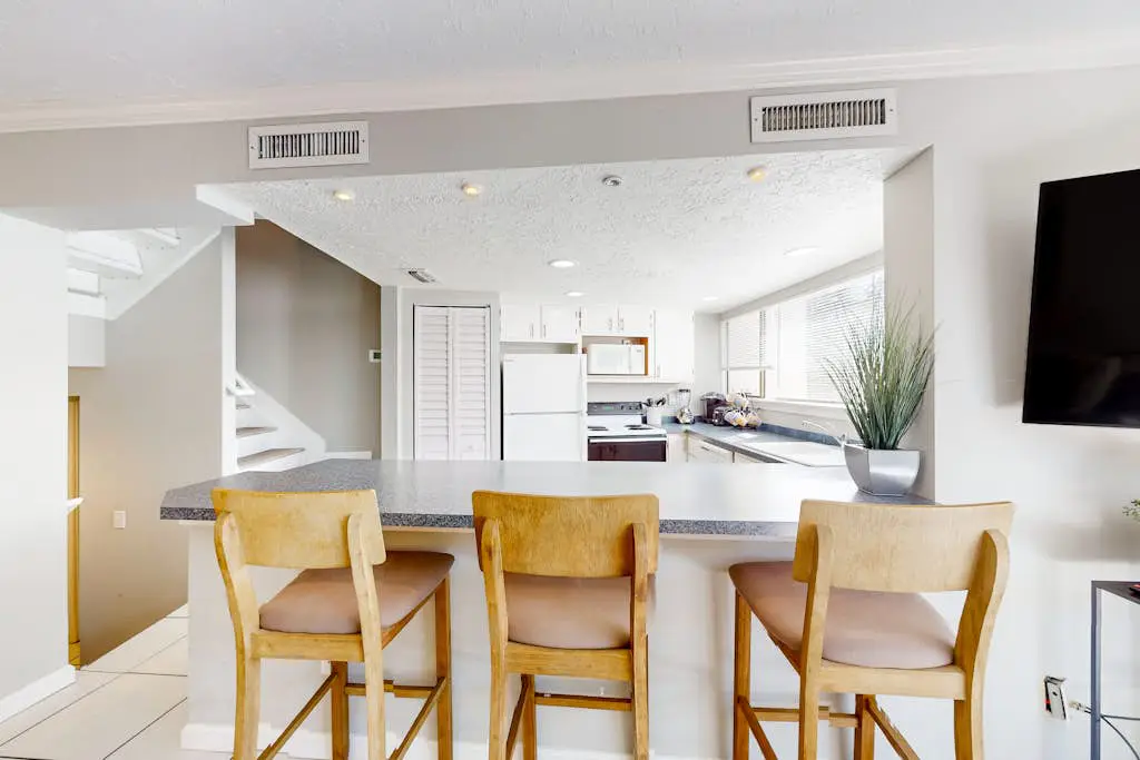 Hilton Head Island condo with water-view patio, pool, & easy beach access