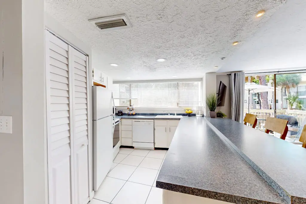 Hilton Head Island condo with water-view patio, pool, & easy beach access