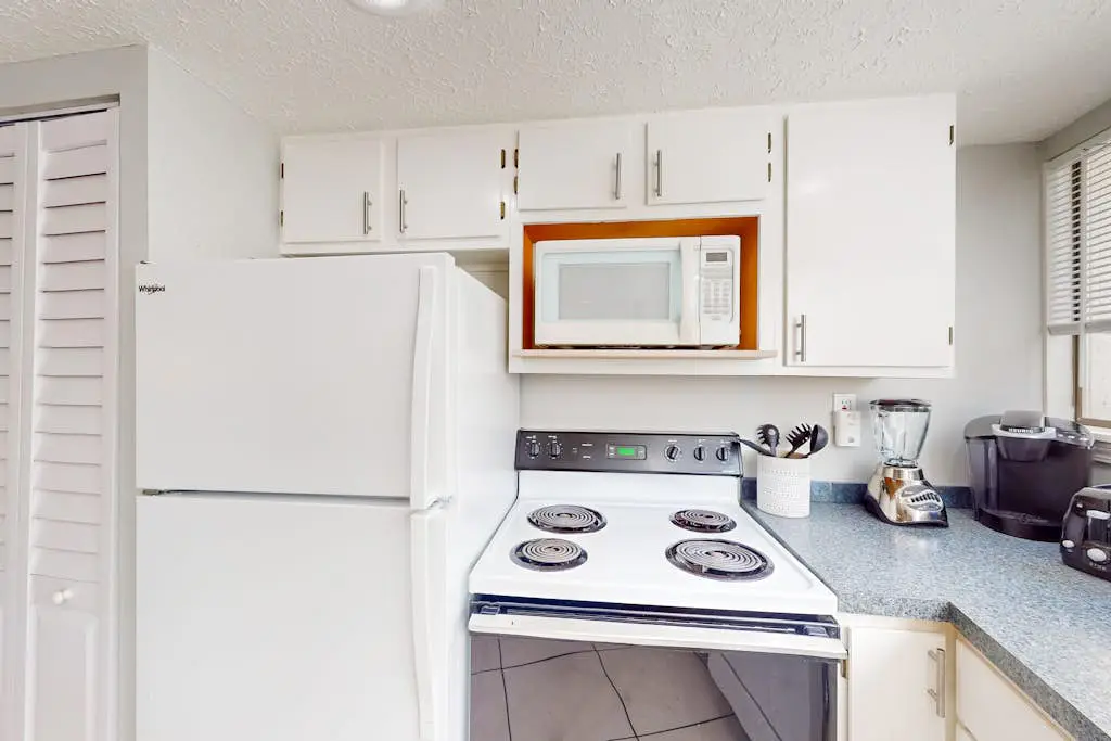 Hilton Head Island condo with water-view patio, pool, & easy beach access