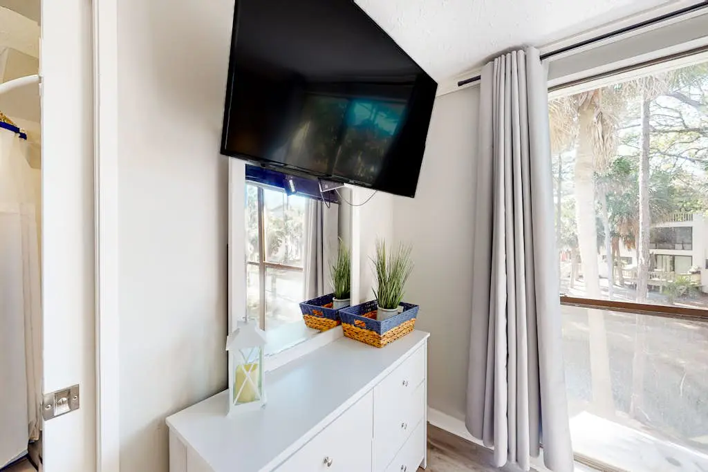 Hilton Head Island condo with water-view patio, pool, & easy beach access