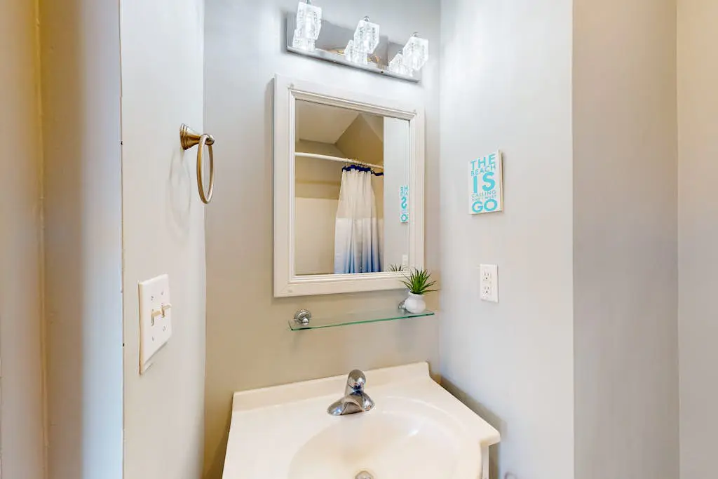 Hilton Head Island condo with water-view patio, pool, & easy beach access